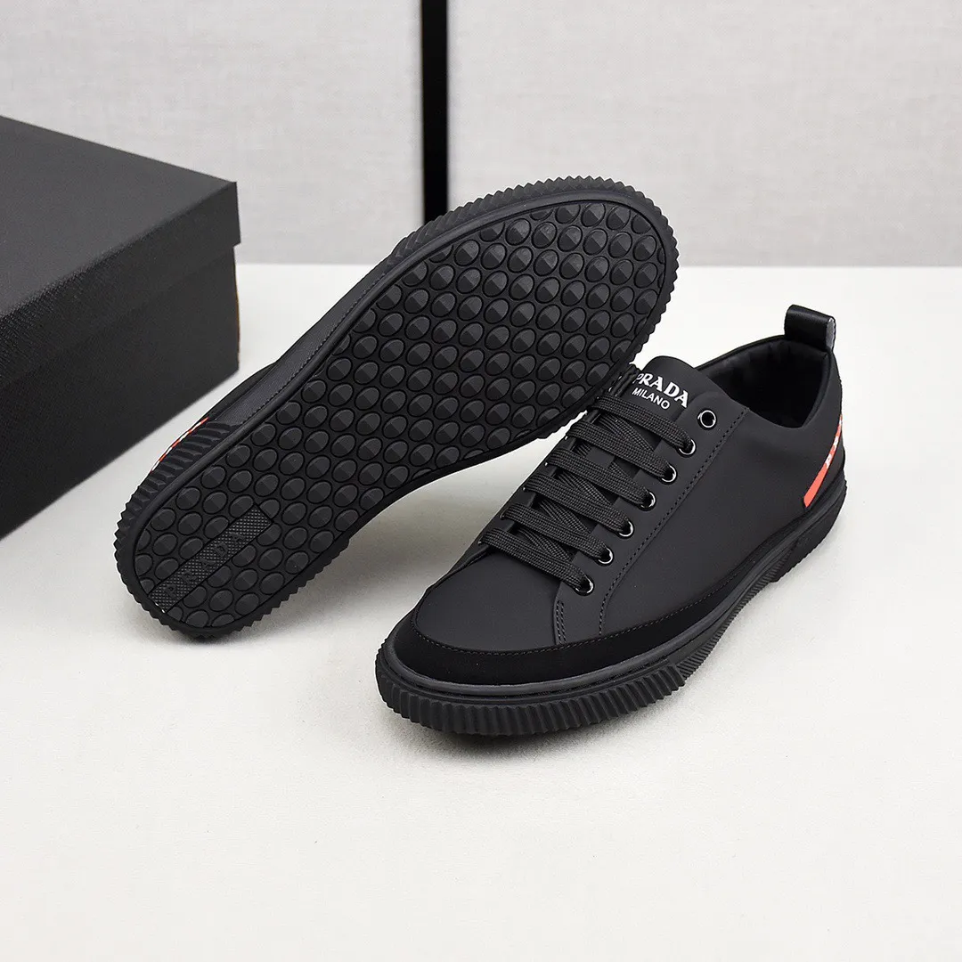 【PRADA】Men's shoes 💰400💰. Detonate the whole place! An international brand that is constantly innovating. This men's casual shoe is the original version. It is made of cowhide leather at a ratio of one to one at the store. It has leather feet and rubber non-slip outsole. It is breathable and comfortable. Quality speaks for itself. 👄38-44